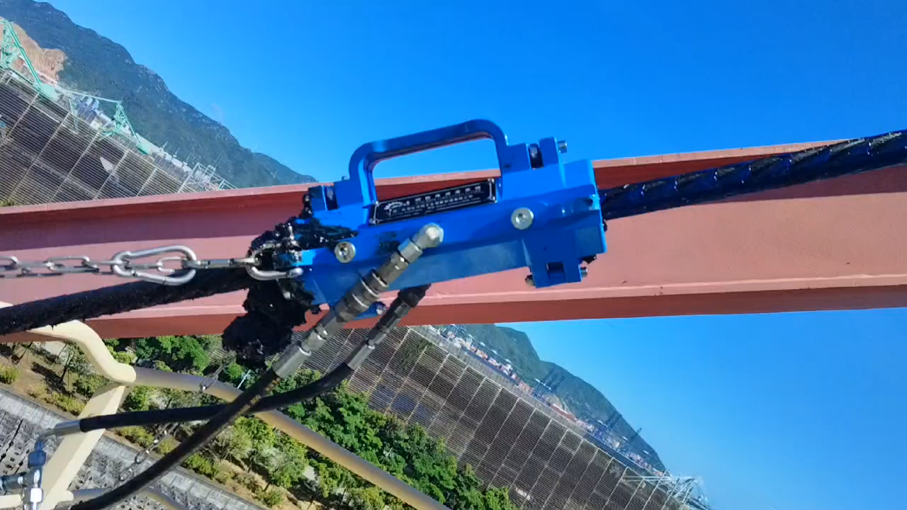 Automatic decontamination and lubrication solutions of wire rope
